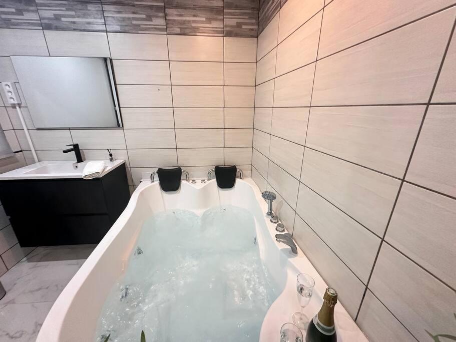 E Servagnat T3 Luxe Avec Sauna Jacuzzi Et Hammam Épernay Exterior foto